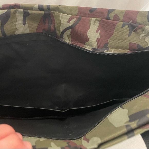 HOTaitai Camouflage Duffel Bag 12X26
BEST OFFER - Picture 4 of 4